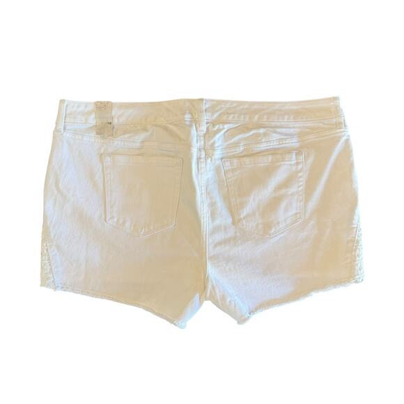 NWT Torrid Distressed White Denim Shorts W/ Crochet Lace Inset Sides Size 18 NEW - Picture 5 of 16